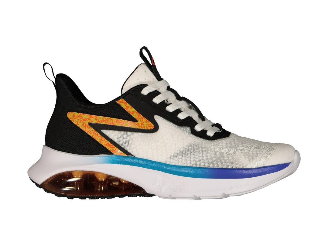 Tenis deportivos Charly blancos y negros con detalles naranjas y suela blanca con cámara de aire visible.