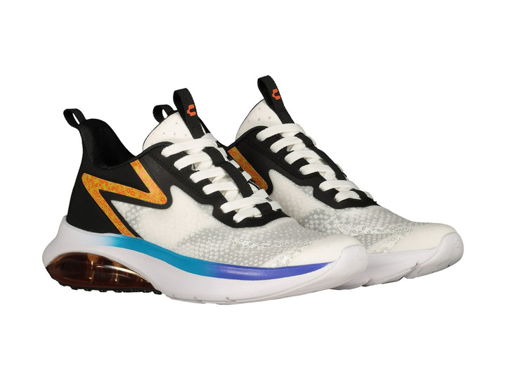 Tenis deportivos Charly blancos y negros con detalles naranjas y suela blanca con cámara de aire visible.