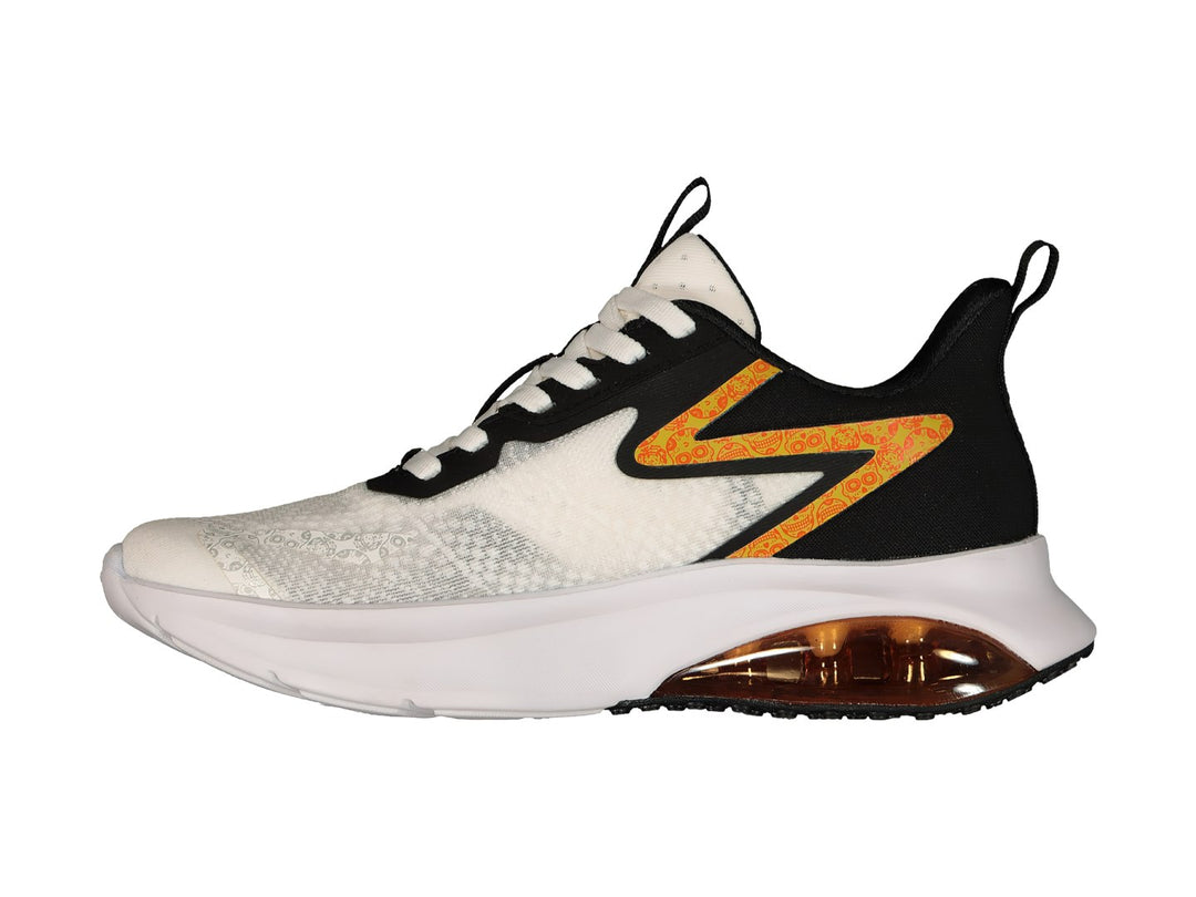 Tenis deportivos Charly blancos y negros con detalles naranjas y suela blanca con cámara de aire visible.
