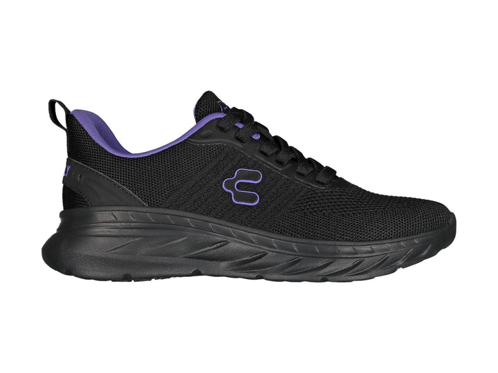 Tenis deportivos color negro con detalles en morado y suela gruesa.