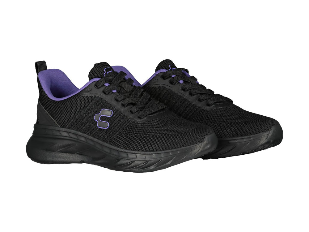 Tenis deportivos color negro con detalles en morado y suela gruesa.