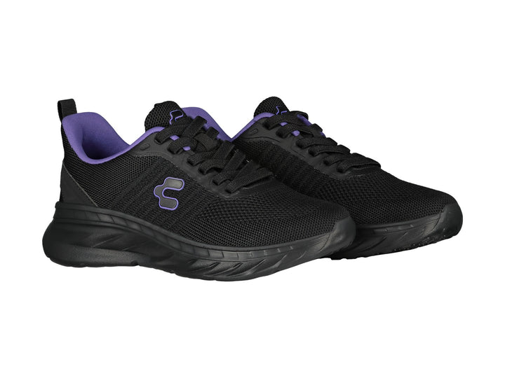 Tenis deportivos color negro con detalles en morado y suela gruesa.