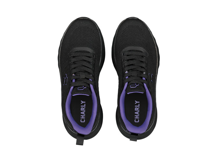 Tenis deportivos color negro con detalles en morado y suela gruesa.