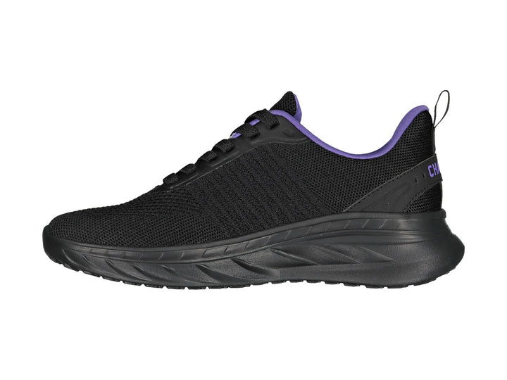 Tenis deportivos color negro con detalles en morado y suela gruesa.