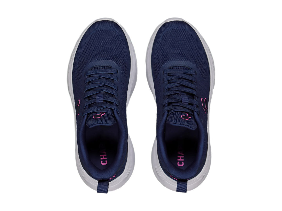 Tenis deportivos Charly en color azul marino con suela blanca y detalles en rosa.