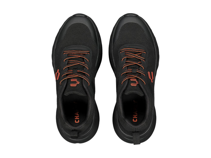 Tenis deportivos Charly color negro con detalles en naranja y suela gruesa amortiguada.