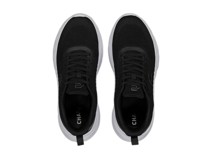 Tenis deportivos Charly color negro con suela blanca y detalle gris en el talón.