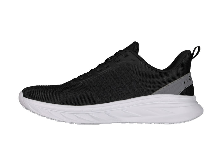 Tenis deportivos Charly color negro con suela blanca y detalle gris en el talón.