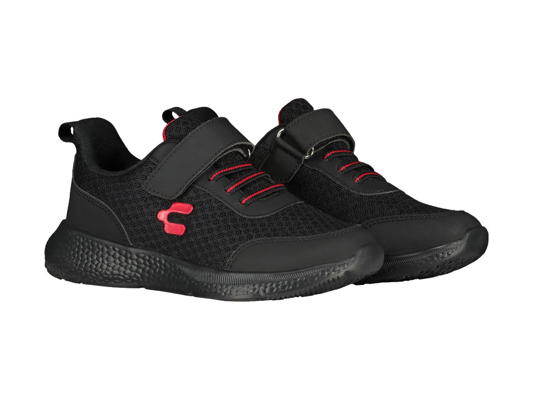 Zapato deportivo negro Charly con detalles en rojo y correa de velcro.