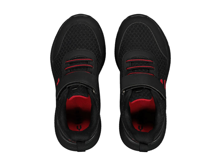 Zapato deportivo negro Charly con detalles en rojo y correa de velcro.