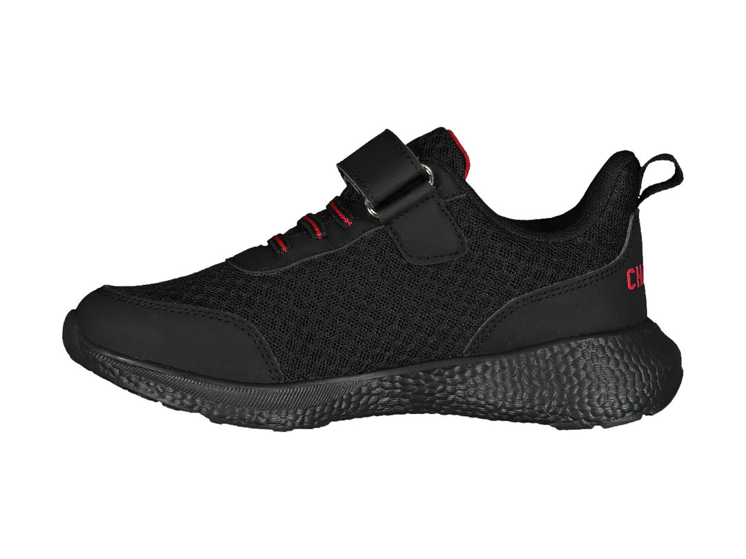 Zapato deportivo negro Charly con detalles en rojo y correa de velcro.