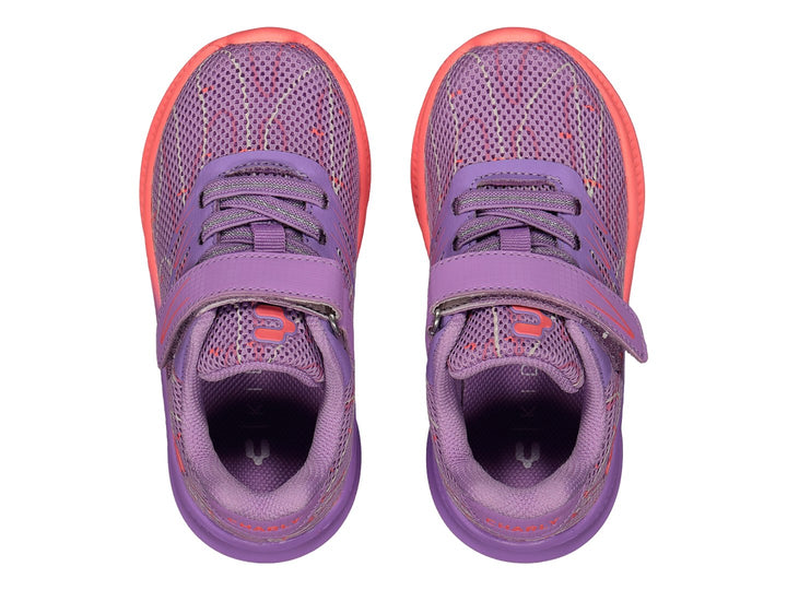Tenis deportivos infantiles en colores morado y coral con cierre de velcro y suela degradada.