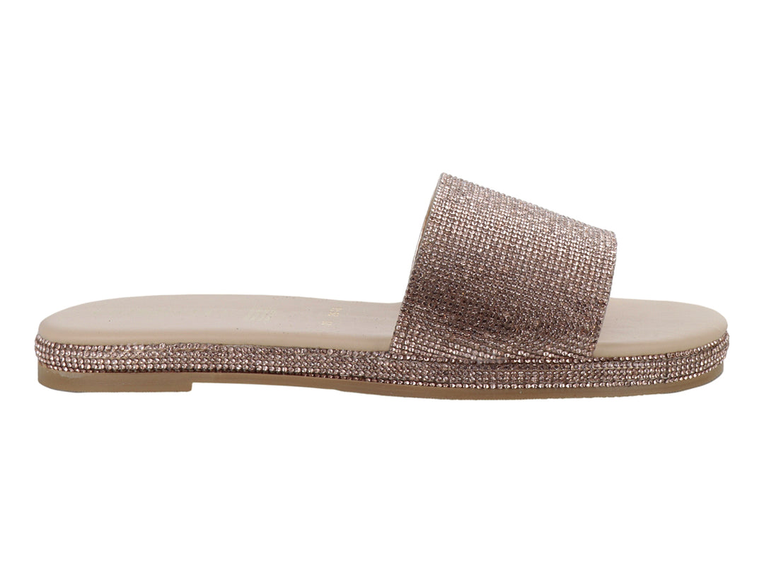 Sandalia beige tipo slide con correa y borde de suela con acabado brillante.