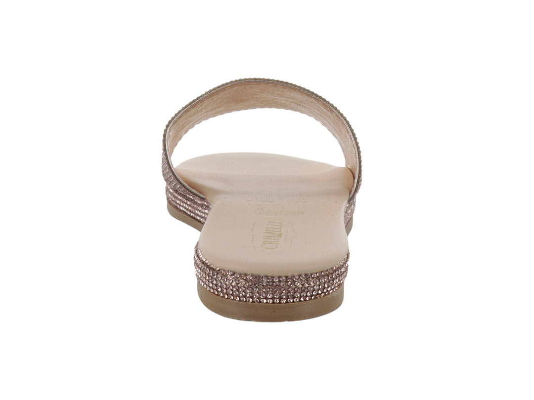 Sandalia beige tipo slide con correa y borde de suela con acabado brillante.