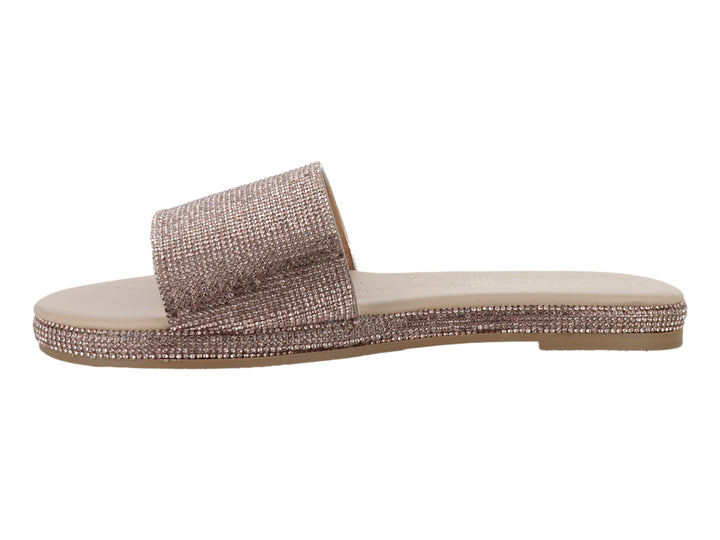 Sandalia beige tipo slide con correa y borde de suela con acabado brillante.