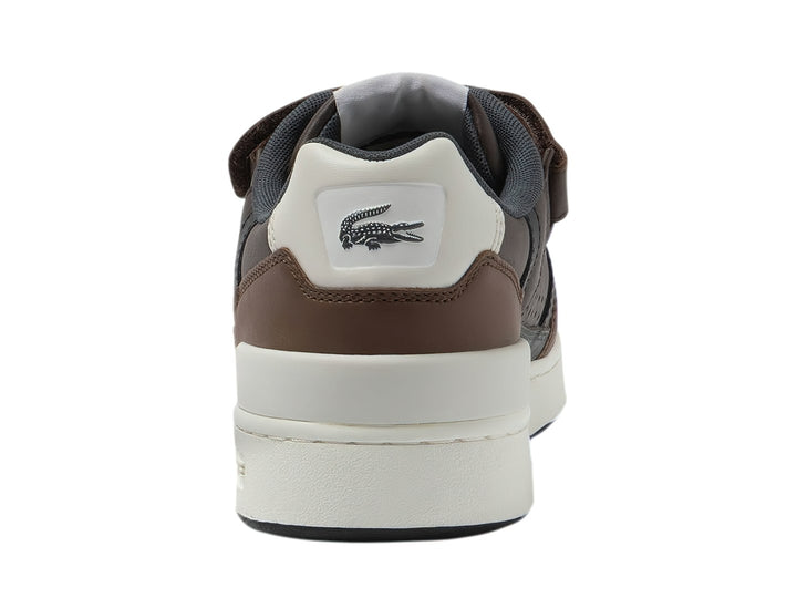Tenis Lacoste color marrón oscuro con suela blanca y correa de velcro.