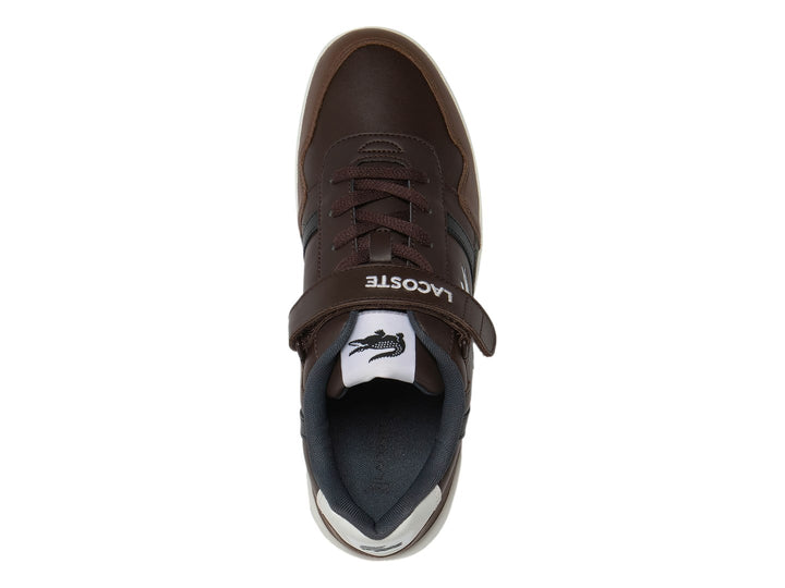 Tenis Lacoste color marrón oscuro con suela blanca y correa de velcro.
