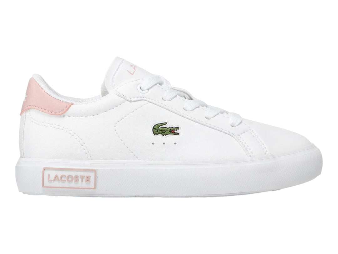 Tenis blancos Lacoste para niño o niña con detalles en rosa en el talón y la suela.