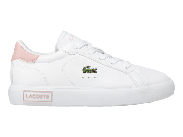 Tenis blancos Lacoste para niño o niña con detalles en rosa en el talón y la suela.