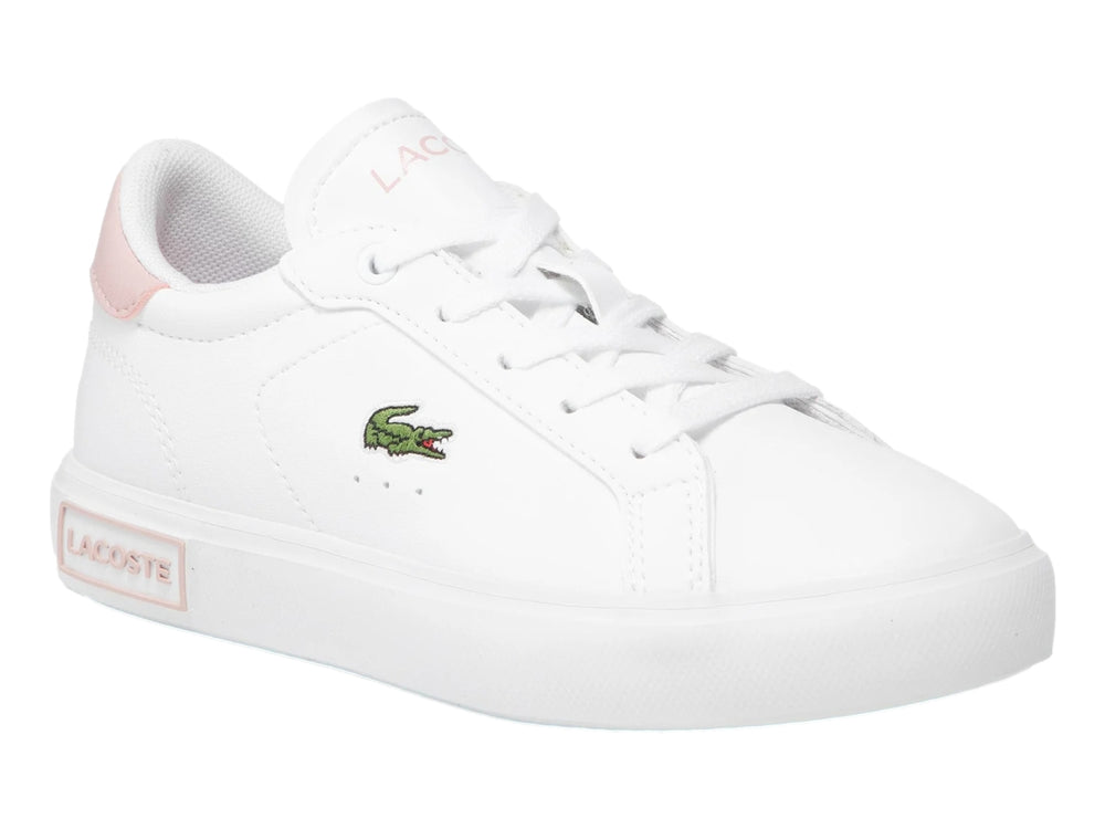 Tenis blancos Lacoste para niño o niña con detalles en rosa en el talón y la suela.