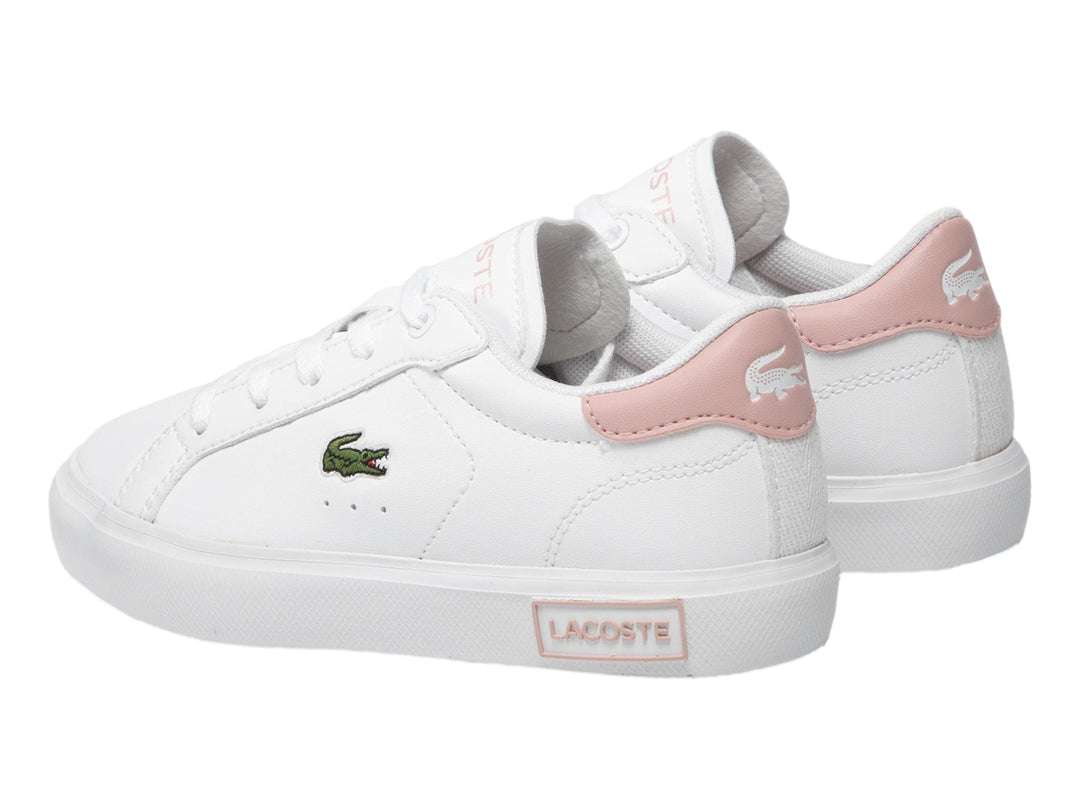 Tenis blancos Lacoste para niño o niña con detalles en rosa en el talón y la suela.
