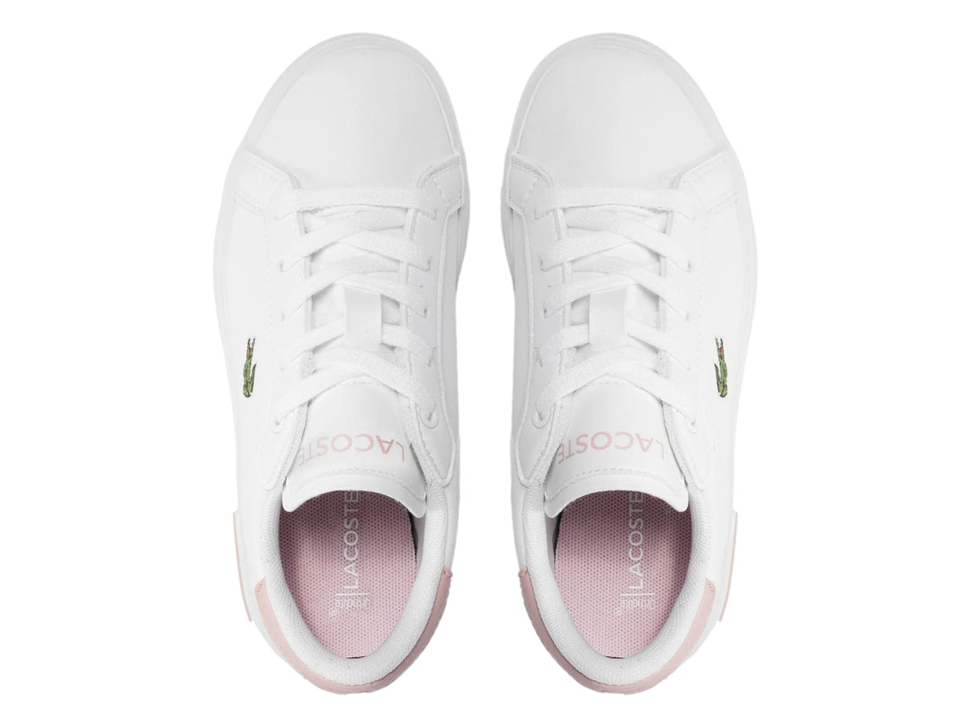 Tenis blancos Lacoste para niño o niña con detalles en rosa en el talón y la suela.