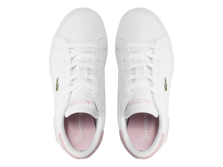 Tenis blancos Lacoste para niño o niña con detalles en rosa en el talón y la suela.