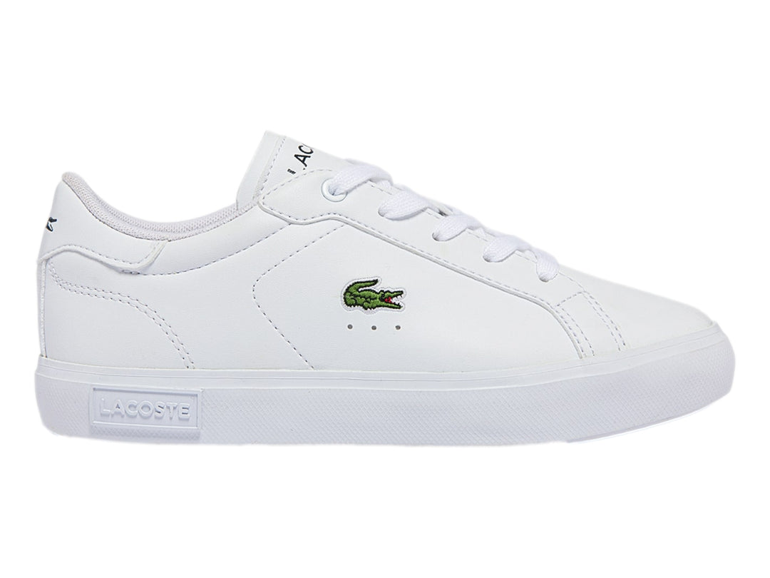 Tenis blancos Lacoste de corte bajo con logotipo del cocodrilo verde en el lateral y suela blanca.