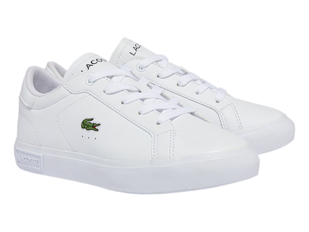 Tenis blancos Lacoste de corte bajo con logotipo del cocodrilo verde en el lateral y suela blanca.