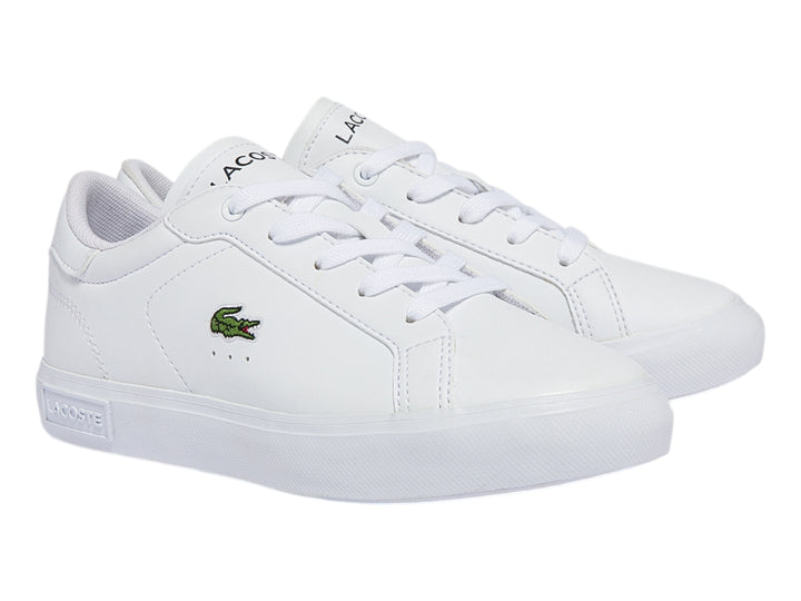 Tenis blancos Lacoste de corte bajo con logotipo del cocodrilo verde en el lateral y suela blanca.