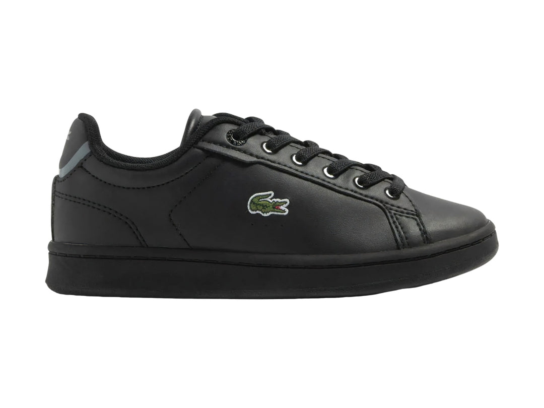 Tenis negros Lacoste modelo Carnaby Pro con logotipo del cocodrilo en el costado y suela negra.