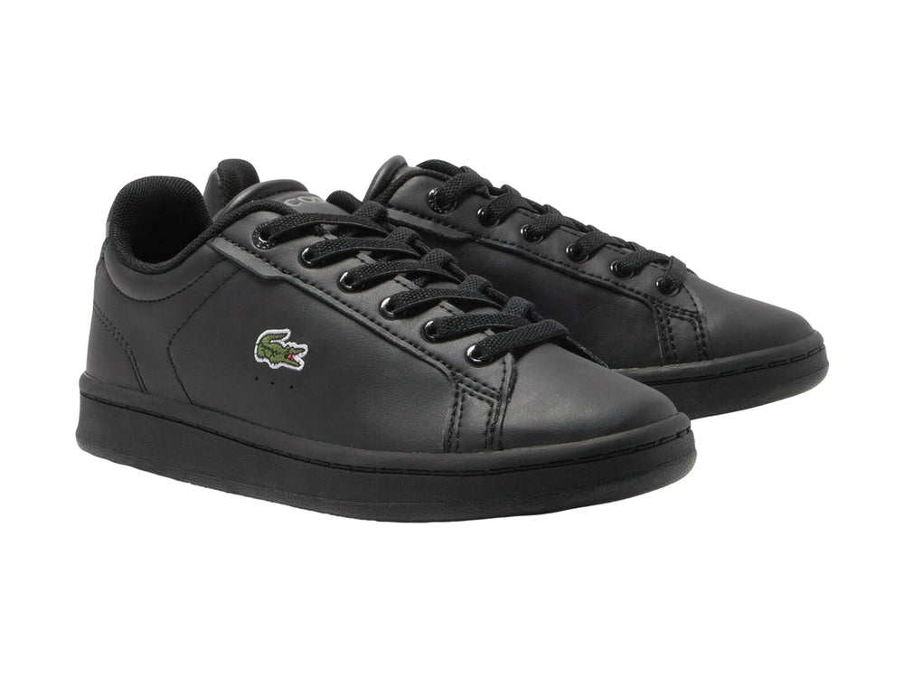 Tenis negros Lacoste modelo Carnaby Pro con logotipo del cocodrilo en el costado y suela negra.