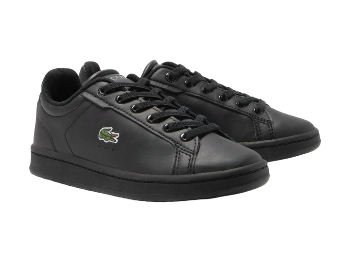Tenis negros Lacoste modelo Carnaby Pro con logotipo del cocodrilo en el costado y suela negra.