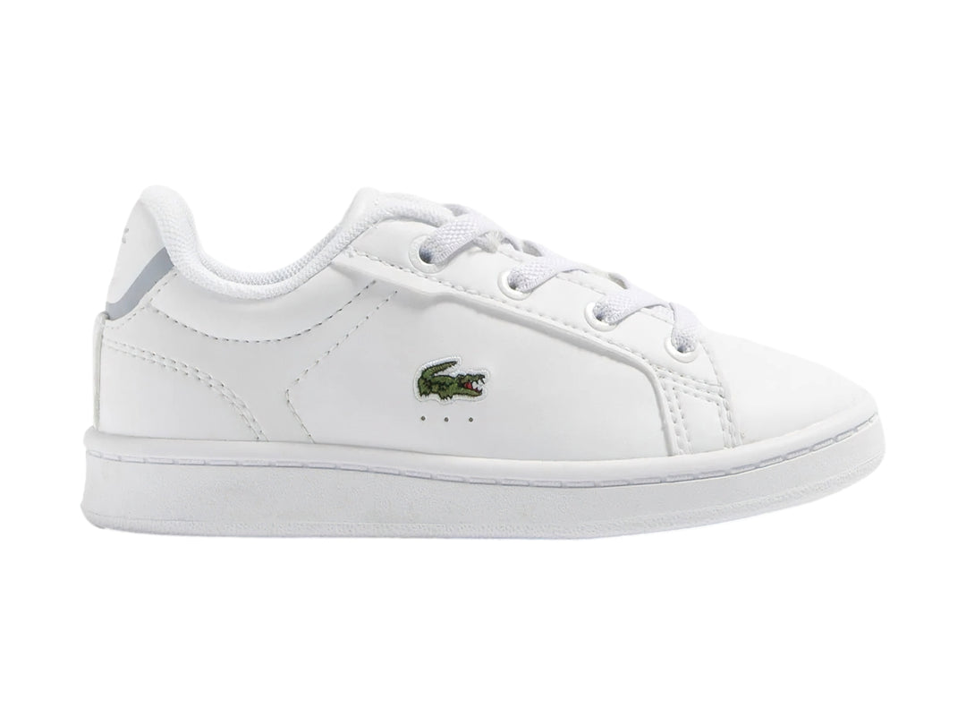 Tenis blancos Lacoste Carnaby Pro con logotipo de cocodrilo verde en el lateral.