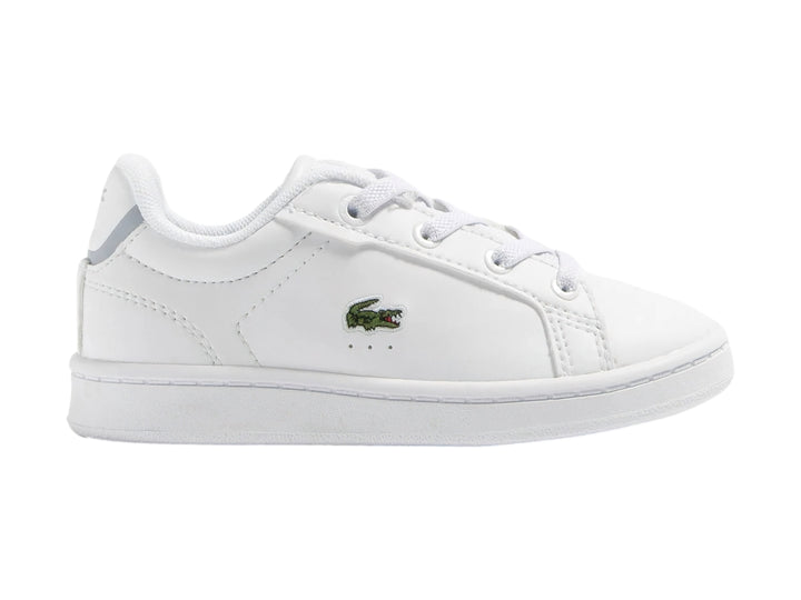 Tenis blancos Lacoste Carnaby Pro con logotipo de cocodrilo verde en el lateral.