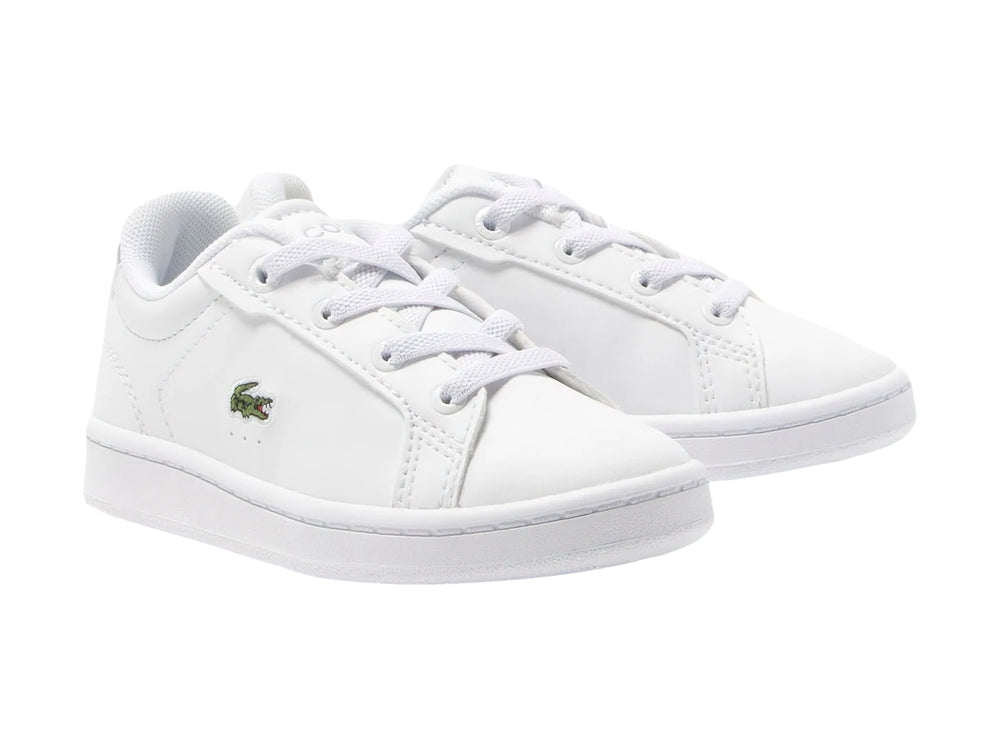 Tenis blancos Lacoste Carnaby Pro con logotipo de cocodrilo verde en el lateral.