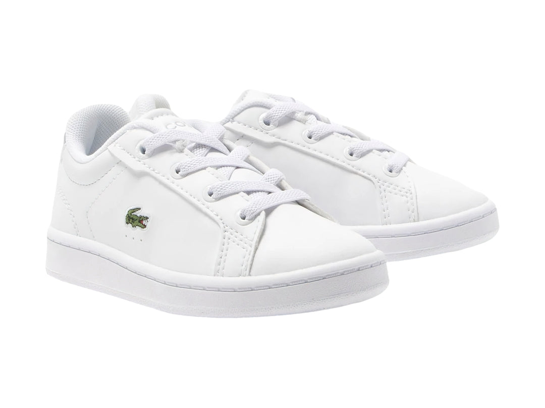 Tenis blancos Lacoste Carnaby Pro con logotipo de cocodrilo verde en el lateral.
