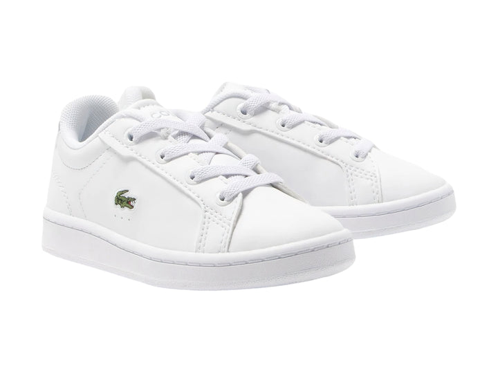 Tenis blancos Lacoste Carnaby Pro con logotipo de cocodrilo verde en el lateral.