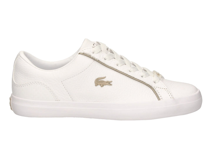 Tenis blancos de cuero marca Lacoste con cordones y logo del cocodrilo en el costado.