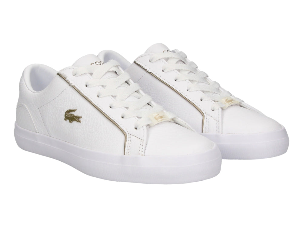Tenis blancos de cuero marca Lacoste con cordones y logo del cocodrilo en el costado.