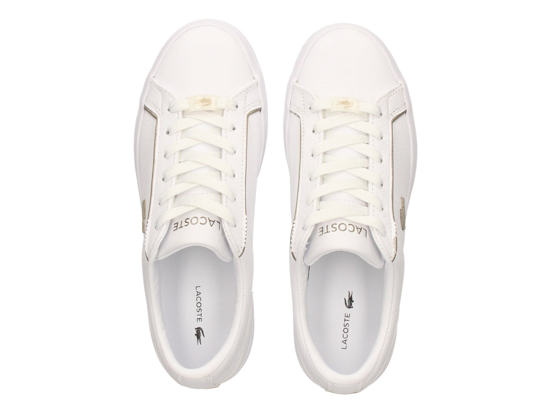Tenis blancos de cuero marca Lacoste con cordones y logo del cocodrilo en el costado.