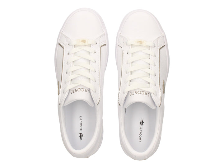 Tenis blancos de cuero marca Lacoste con cordones y logo del cocodrilo en el costado.
