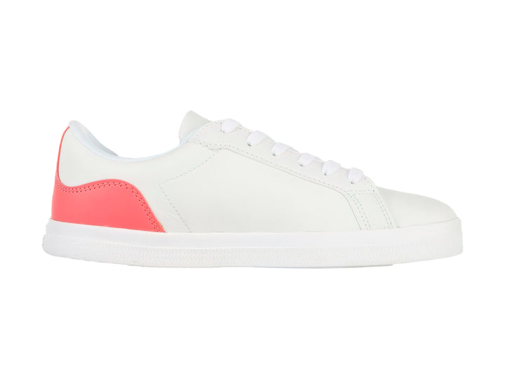 Tenis Lacoste blancos de cuero con detalle en color rosa oscuro en el talón y suela blanca.