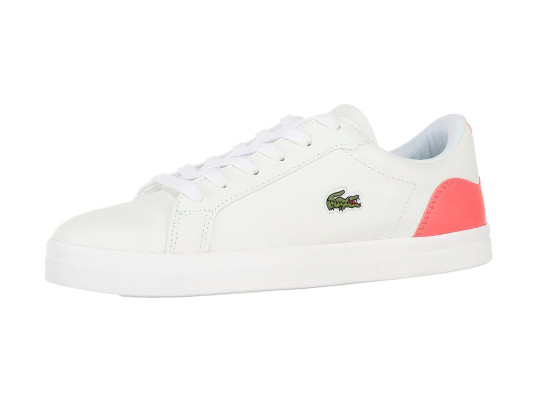 Tenis Lacoste blancos de cuero con detalle en color rosa oscuro en el talón y suela blanca.
