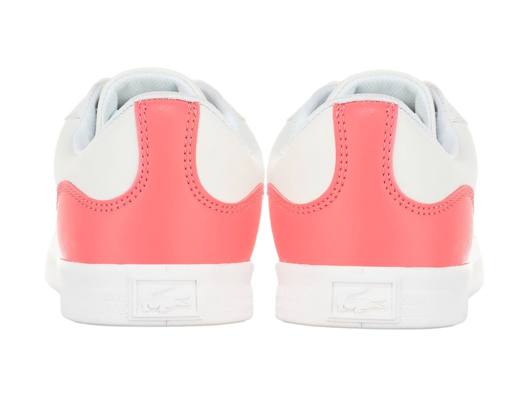 Tenis Lacoste blancos de cuero con detalle en color rosa oscuro en el talón y suela blanca.