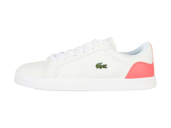 Tenis Lacoste blancos de cuero con detalle en color rosa oscuro en el talón y suela blanca.