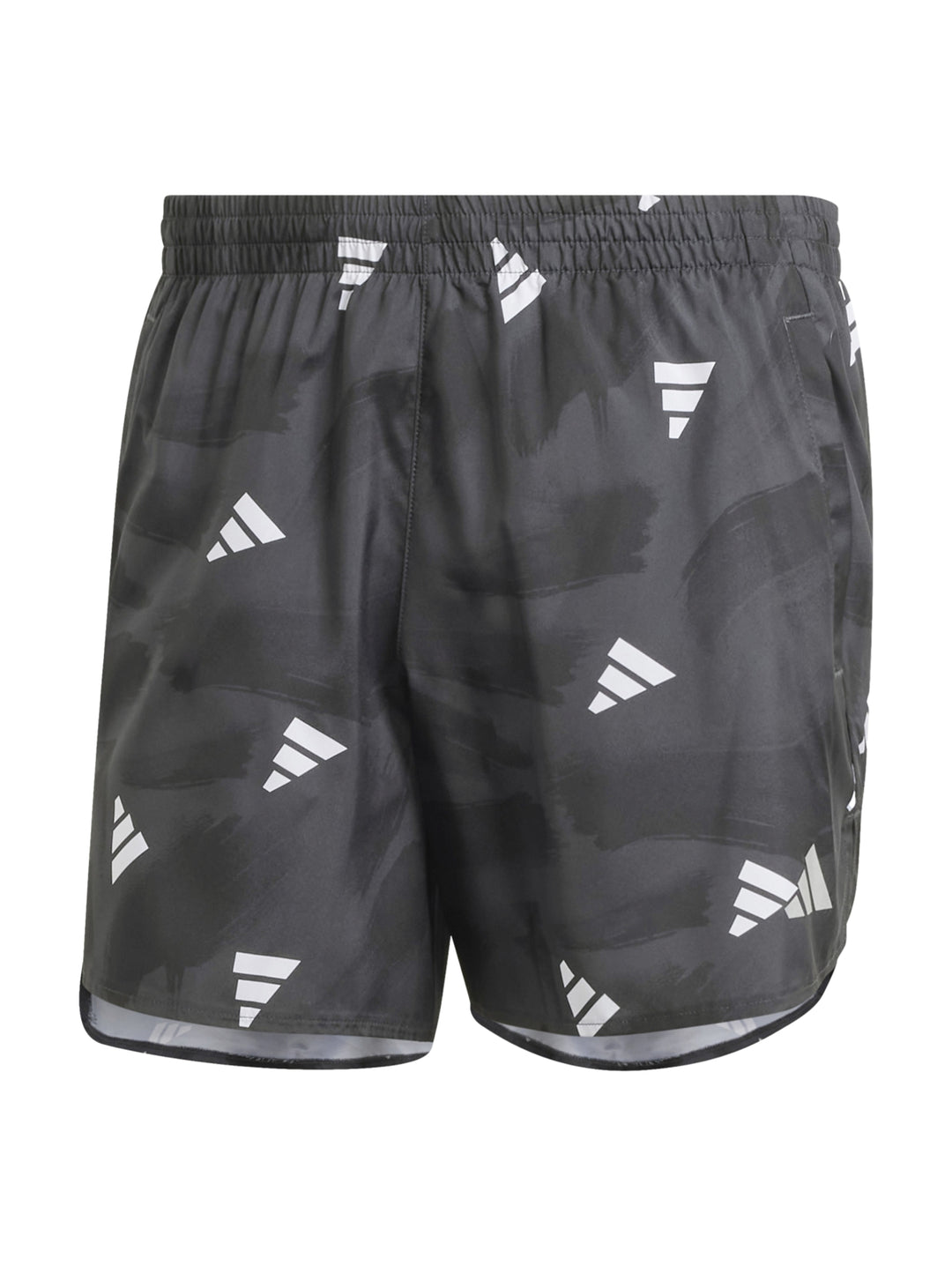 Hombre vistiendo shorts deportivos Adidas color negro con estampado de logos blancos.