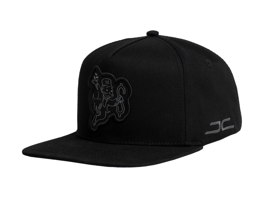 Gorra snapback color negro con bordado frontal y detalle lateral en gris de la marca JC HATS.