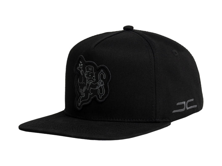 Gorra snapback color negro con bordado frontal y detalle lateral en gris de la marca JC HATS.