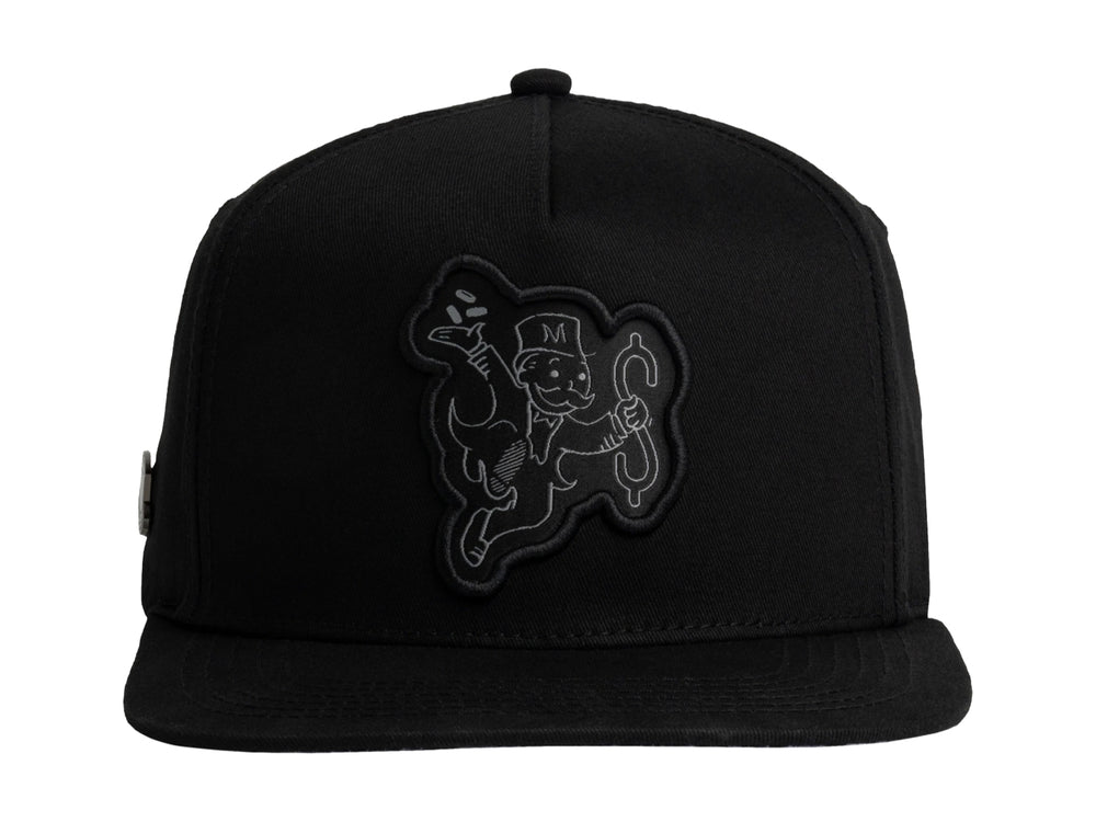 Gorra snapback color negro con bordado frontal y detalle lateral en gris de la marca JC HATS.